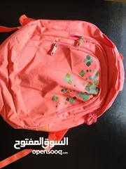  1 شنطة مدرسية ماركة توتتو الاصلية مستعملة بحالة ممتازة للبيع