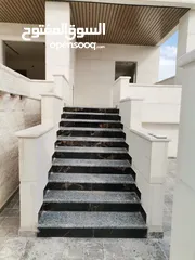  2 شقه فخمه طابق ارضي205م مدخل خاص وكراج وساحه للبيع على شارع البترا شرق اربد مول قراند