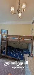  3 غرفة نوم أطفال  سرير طابقين بدون مرتبة وكومودينة وشوفونيرة وخزانة ملابس كبيرة وستائر220×100وصوفا