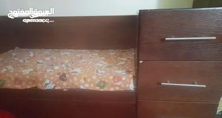  1 تخت بيبي بحالة جيدة