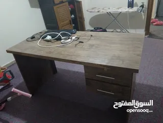  4 طاولة مكتب وكرسي مكتب مع عجلات  بحالة جيدة السعر 50 دينار  عمان الهاشمي الشمالي