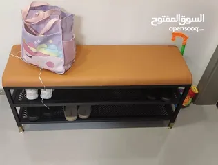  3 كرسي مريح مع مقعد مبطّن باللون البرتقالي وإطار معدني قوي باللون الأسود. مصمم ليجمع الراحه والاناقه