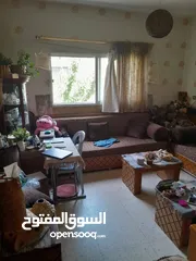  5 شقه للبيع طابق ثاني مساحتها 112مترطلوع مدرسه الشاملة ماجره.ثلاثه غرف وحمامين وبرندا كبيره وممر