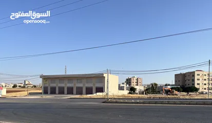 2 مستودعات معارض شارع البتراء اربد للايجار كامل المبنى 7 أبواب 1000 متر 3 طبقات على 3 شوارع
