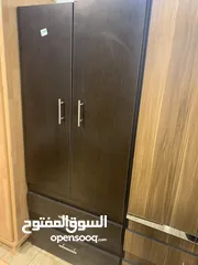  1 تواليت وخزانة مستعملين في حالة الجديد