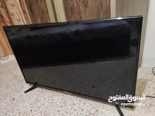  9 طاولة وسط وتخت مفرد وشاشة استعمال بسيط