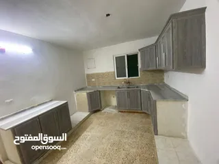  6 شقه للايجار لعائله صغيره تتكون من (( غرفتين + صاله  للقعده + حمام + مطبخ ))