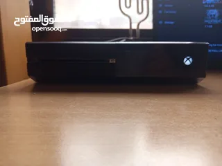  1 XBOX ONEمستعمل مع ايد والتانية هدية