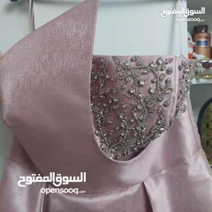  2 فستان لون سومو للبيع لبسة مرة واحدة ع التخرج فخم و جميل محجر من الامام وباكلس ومن الخلف لديه رباطات