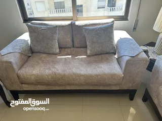  5 غرفة جلوس كاملة بحالة جيده جدا طقم كنب مريح وعملي وخاصة للاطفال مساحة عريضة للجلوس سهل الفك والغسيل