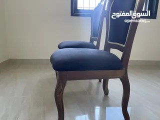 6 كرسي خشب زان فاخر للبيع  تصميم أنيق ومخملي، بحالة ممتازة جدًا  يضيف لمسة فخامة لأي مكان