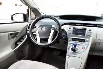  8 تويوتا بريوس هايبرد بحالة الشركة Toyota Prius Hybrid 2015