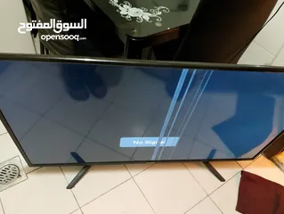  2 شاشه 65 بوصه للبيع في خبطه خفيفه في الشاشة لاكن شغاله المكان في ابو ظبي