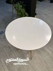  8 للبيع – كراسي وطاولات مستعملة بحالة ممتازة بسعر مناسب