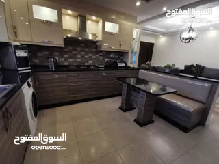  5 شقة ذات اطلالة مميزه ابو نصير للبيع المستعجل بسعر مميز