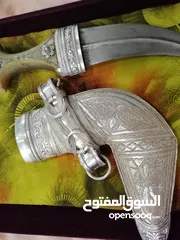  2 خنجر عماني (صناعة صورية) اصلي فضة والنصله حديد قاطع والقرن زراف افريقي السعر 3500 ريال عماني قابل لل