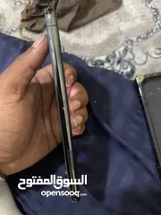  5 iphone 11 pro max no have any problems and  الشاشة شوي مكسورة من الطرفscratch and Screen little Brok