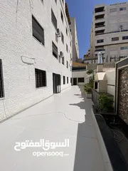  1 شقة ارضية مميزة جدا 185 متر داخلي و خارجي 200 متر مع كراج خاص و 3 مداخل للشقة