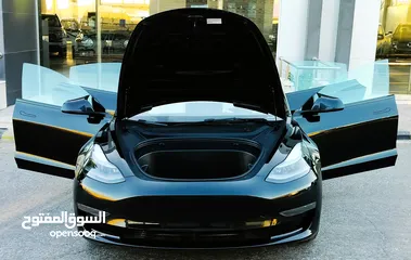  15 تيسلا 2023 model 3 فحص كامل اوتوسكور لون اسود ملوكي داخلي ابيض بحالة الوكالة للبيع بسعر لقطة ومحرووق