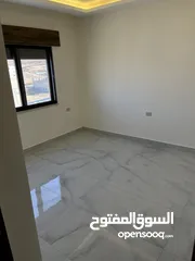  17 شقة اخير مع روف/ مساحة 176م/ ترس واسع جداً و مطل على شارعين/ صرف صحي واصل