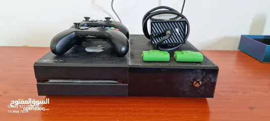  2 Xbox one with 2 controllers (قابل لي تفاوض بحدود المعقول