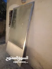  2 اثاث بقاله واجهه المنيوم وباب حديد سحاب