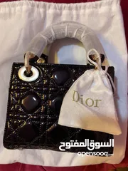  8 حقائب ديور، لويس فيتون، شانيل، جوتشي، بربري