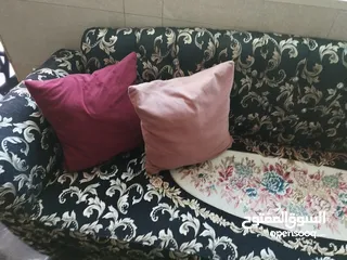  22 طاولة وسطية معدن وزحاج وتنين جانبيات خشب اسود ايكيا وسجلونتين ثلاثية  بتفتح بكس ثنائية وكرسين انتيكا