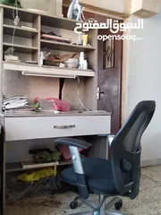  4 مكتب مع كرسي للدراسة أو لشغل بحالة الجديد وبسعر مغري جدا ا