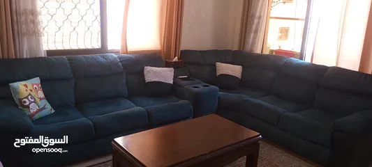  3 طقم كنب كورنر بحالة جيدة ، لون زيتي ،نوعيه ممتازه ،مريح ، سعره جديد 1000 د من شهوان.