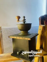  3 مطحنة قهوة يدوية قديمة (تحفة نادرة – ديكور أنيق)