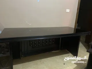  2 مكتب للشركات خشب اصلي مستعمل يوم واحد بحاله جديده و مكتب صغير يوجد معو