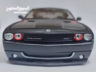  2 مجسم دودج جالنجر حديد قياس 1/24 بتفتح كل الابواب وكالة . 35 دينار