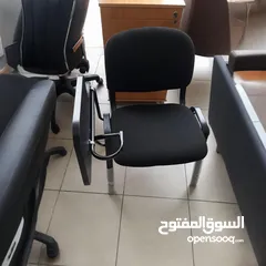  1 كراسي للمعاهد والجامعات وللمحاضرات التعليميه والمدارس يتحمل اوزان وقوي الكرسي يصلح لتعليم الأولاد ..