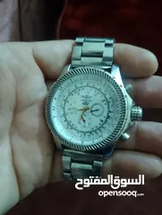  3 ساعة بريتلينغ مصنوعة في سويسرا، حيث تُعتبر سويسرا مركزًا لصناعة الساعات الفاخرة. تستخدم العلامة التج