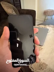  5 آيفون 13 بحالة وكاله مع شحن اصلي مساحة 256 جيجا  بطارية 89٪؜ استعمال سنة  ونصف وارد كندي