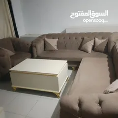  3 طقم كورنر للبيع مع طاولة وسط ثقيل استعمال اقل من سنة كلف جديد 400 دينار للبيع بي 150 دينار