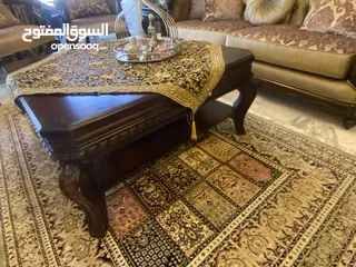  11 طقم كنب للبيع نضيف مع طاولات وسط 2 جانيه ومدخل مع مرايه للبيع