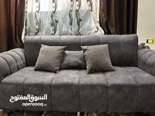  4 طقم كنب 7 مقاعد مع وسائدهم مستعمل بحالة ممتازة للبيع بسعر مغري