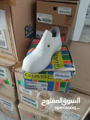  1 شروه احذيه من الداخل موجوده بالخليل