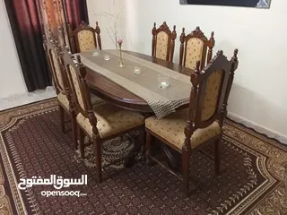  1 طاولة سفرة وسرير بيبي وطاولة وسط وسجادتين