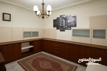  1 مطبخ خشب جوايكو مميز بحالة الوكالة عبارة عن 3 واجهات للبيع بالسعر مميز جدا