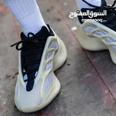  7 ￼  Yeezy 700 V3  بوط اديداس ولادي ييزي اصلي مقاس 37.5  اصلي لون جميل جدا بيج واسود راقي و مميز