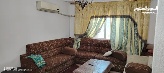  3 شقه طابق اول 82 م شارع الجامعه