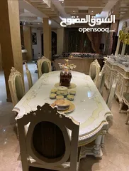  8 طقم سفرة كامل طاولة 8 كراسي مع خزانة فضية و 3 خزانات مع مراة للبيع من المالك