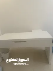  2 مكتب من ايكيا للبيع جديد استخدام اسبوع