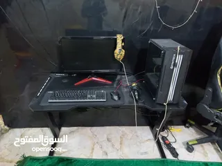  1 حاسبه pc مع شاشه مع ماوس و كيبورد مع ميز جيمنج مع كرسي جيمنج مع مايك