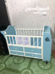  1 سرير طفل مع ناموسيه من عمر الولادة الى اربع سنوات  نظافته عاليه 