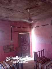  2 منزل في أم درمان الحاره 67 الأم مساحته 130 متر يفتح في ميدان فيهو سور خارجي متصل بالبيت 3 غرف وصالون
