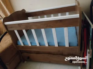  2 سرير بيبي خشب متحرك هزاز مستخدم لكن لا يفرق عن الجديد ممتاز جدا بالاضافه الى جرار خشب حجم كبير للبيع